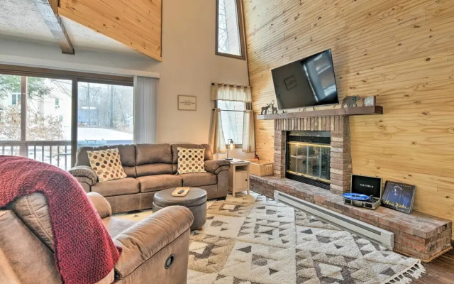 Tobyhanna Cabin w/ Deck, Community Pool & Golf!