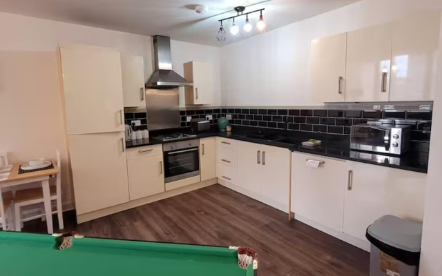 Stylish 2 Bedroom City Apartment - Free Parking