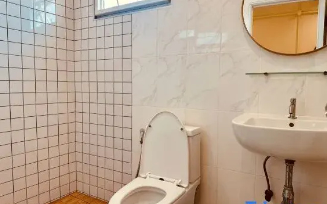Convenient to Sky train station BTS with cozy room (402)