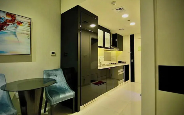 Stunning Studio Dubai with Infinity Pool and Canal View