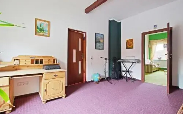 3 Private Rooms, 4 Persons (5403)
