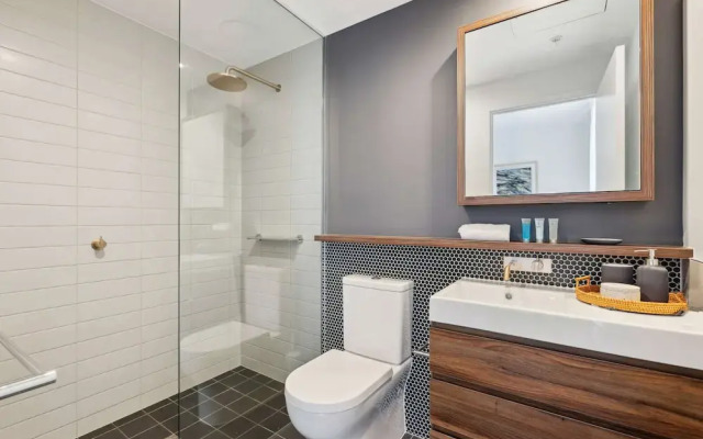 Chic 2-bed With Rooftop Pool Overlooking the City