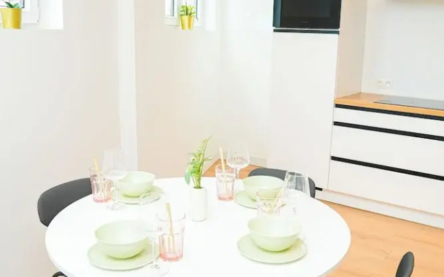 Cozy 1BR With Living Room Near City