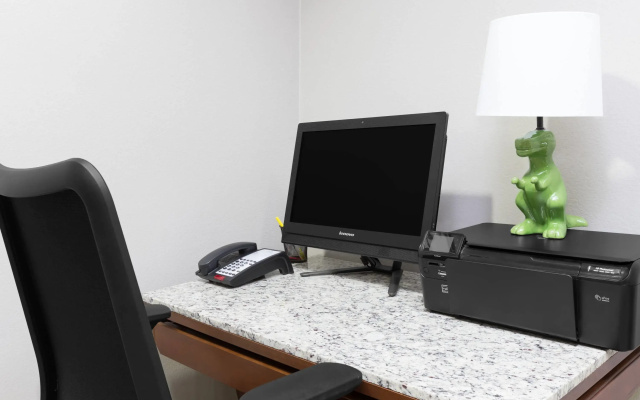 Days Inn & Suites by Wyndham Madisonville