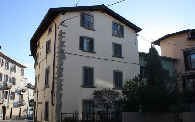 Апартаменты Apartment via Maironi da Ponte Бергамо вид на фасад