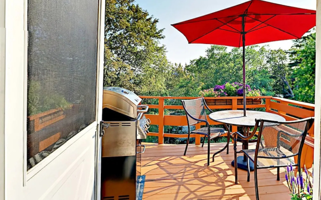 Romantic Crowâ€™s Nest Hideaway 1 Bedroom Apts