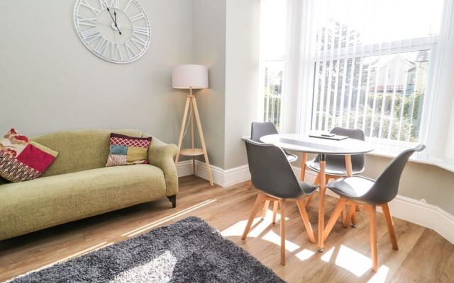 Flat 1A, Mona House