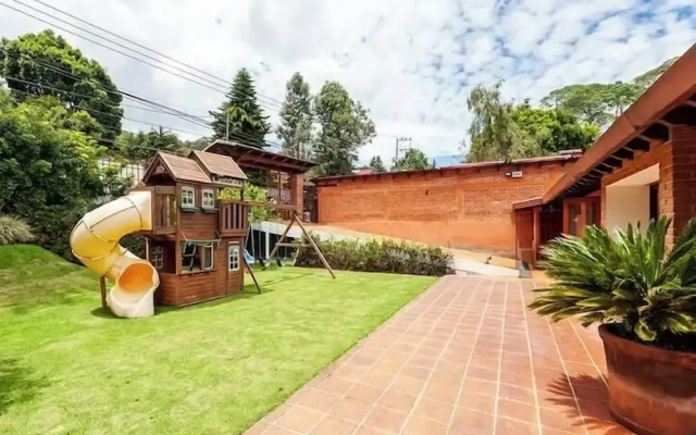 Incredible Property with Huge Garden and Pool!