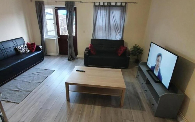4 Bed House Sleeps 12 - Private Garden - Parking