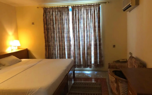 Maple Leaf Hotel