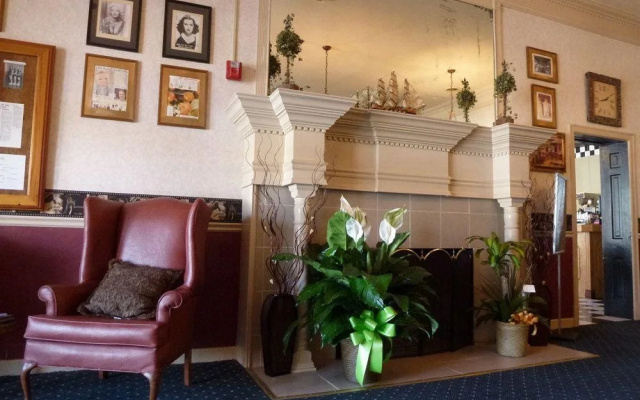 Commodore Hotel & Café