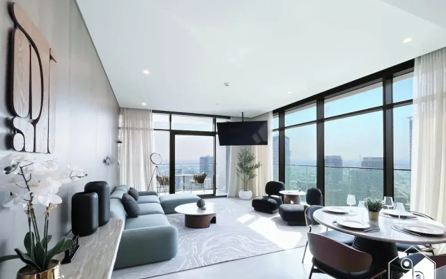 Luxurious 3BR Canal View Apartment Pool + Gym