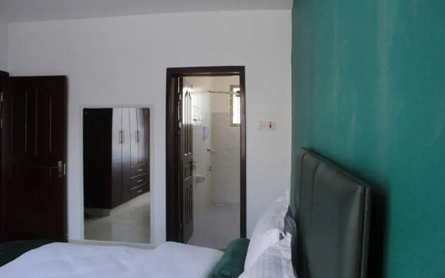 Lovely Emerald Green 3-Bedroom Apartment