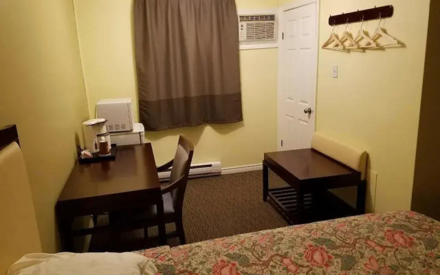 7 West Motel
