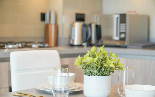Yogi - Bright Apartment With Panoramic CityScape Views