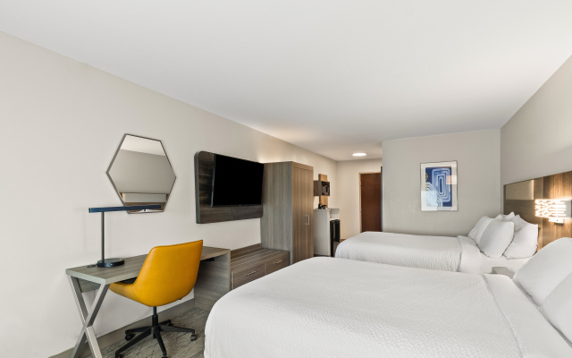 Holiday Inn Express and Suites Fairmont by IHG