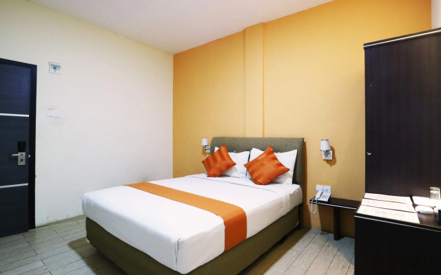 Blitz Hotel Batam Near Sultan Mahmud Ri'ayat Shah Mosque
