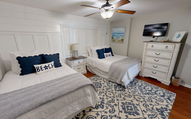 Shoreline Towers 1033 2 Bedroom Condo