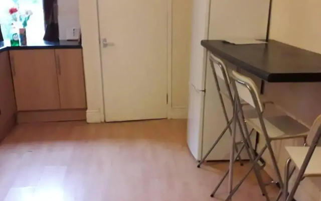 Grand 4-bed Quasi Semi House in Manchester