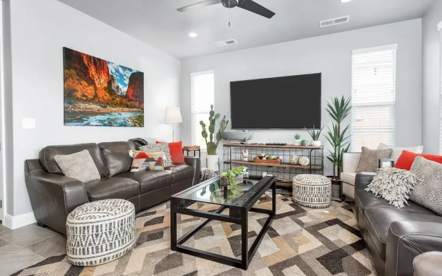 Desert Living 5 Bedroom Home by RedAwning