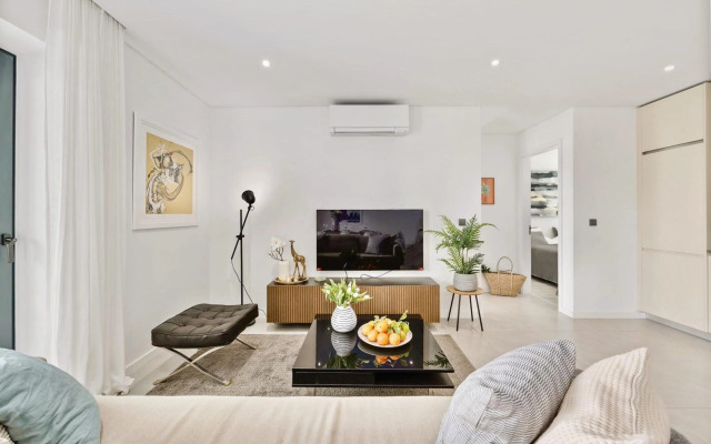 Luxorious Beachside Apartment with Pool