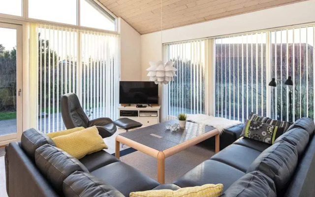 6 Person Holiday Home in Vaeggerlose