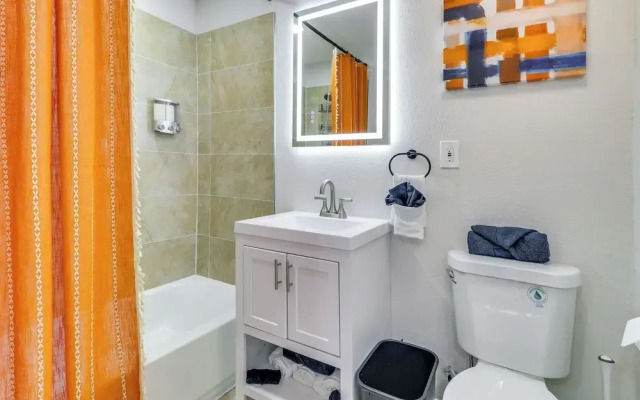Central Albuquerque Getaway w/ Hot Tub & Grill!