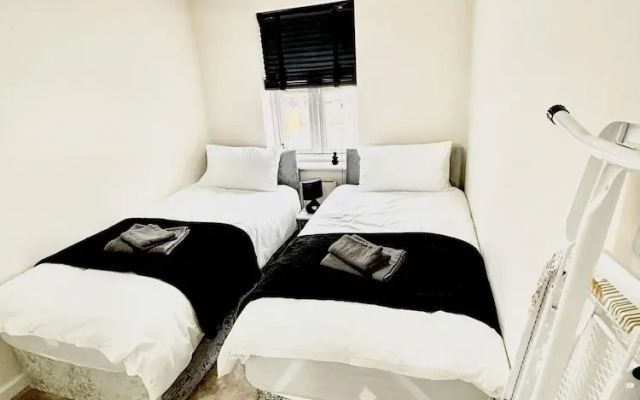 Remarkable 3-bed House in Reading