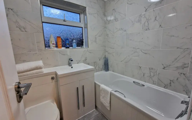 Modern And Spacious 3 Bedrooms Family House