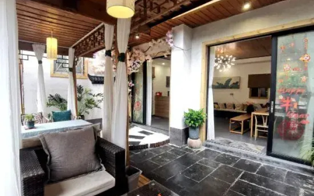 Fenghuang Shanjianxishui Courtyard Inn