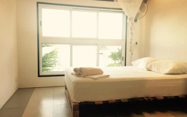 The Yak Lake House Hostal Bacalar