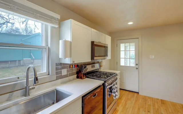 Walk to Nightlife District! Omaha Benson Bungalow