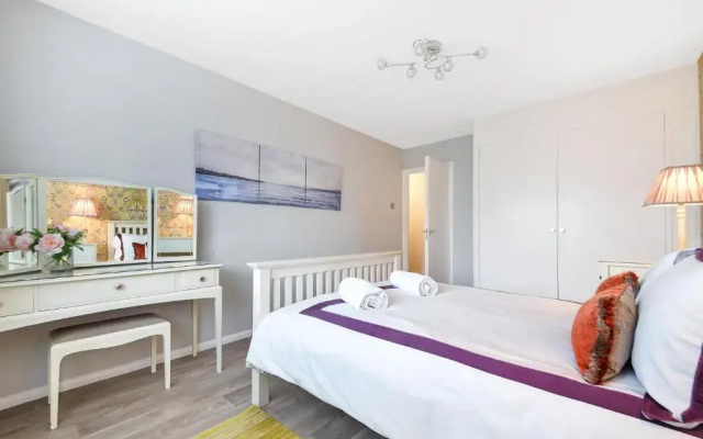 Surbiton modern 2 bedroom flat with parking