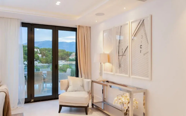 Luxury Villa Silent with Infinity Pool