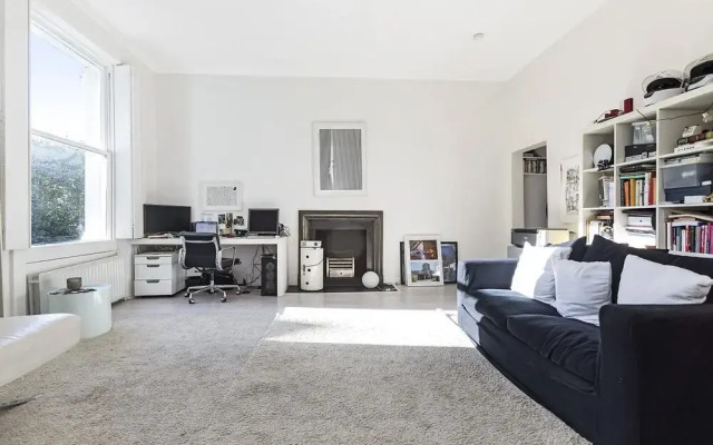 Well Presented one Bedroom Apartment Located in the Fabulous Notting Hill