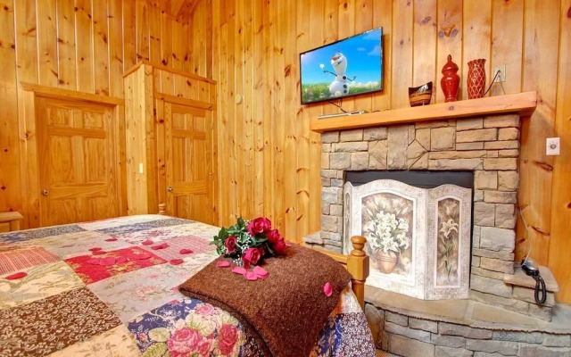 Whispering Winds 2 Bedrooms 2 Bathrooms Cabin