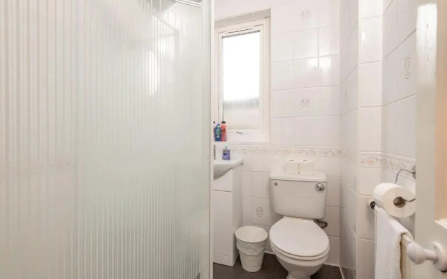 Homely & Central 2 Bed Flat with Parking