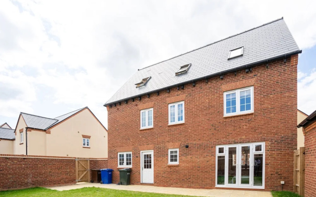 Comfortable 5 Bedroom Detached House With Parking