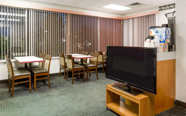 Travelodge by Wyndham Ridgeway Martinsville Area