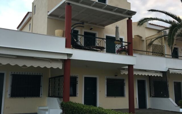 Отель Stunning sea-front maisonette Греция, Пефкохори - отзывы, цены и фото номеров - забронировать отель Stunning sea-front maisonette онлайн вид на фасад