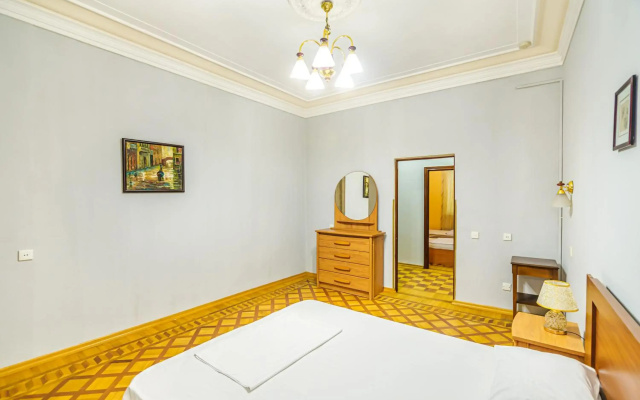 M Estate. Targovu. Nizami Street 4 room. (021).