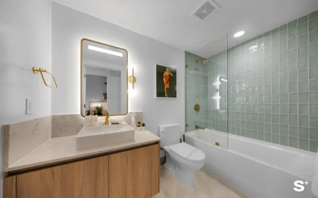 Luxe 1-BR with Stunning Downtown Views