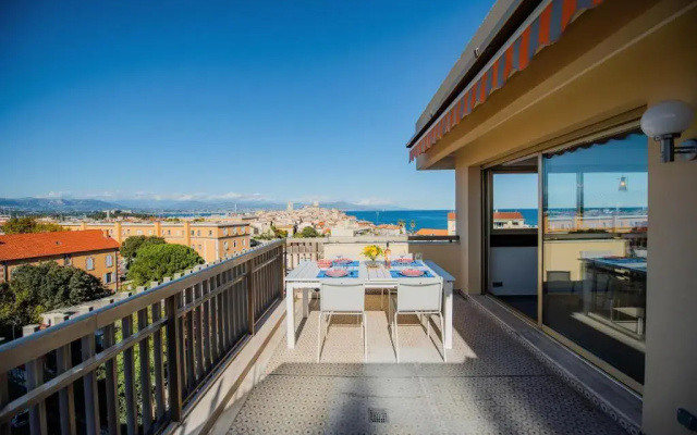 High Standing with Incredible Old Antibes and Sea views