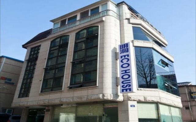 Отель Myeongdong ECO House вид на фасад