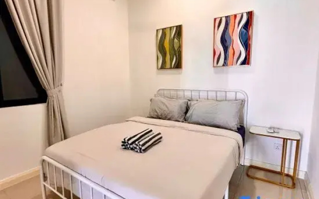 4 bedder D’Pristine condo 22-25 opp legoland (13pax)