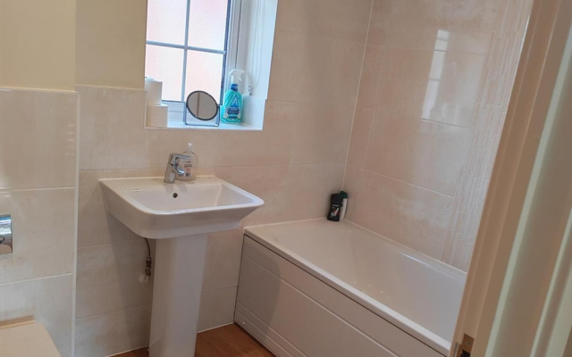 3 Bedroom House Sleeps 7 - Pets Ok - Free Parking