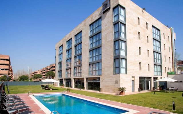 Отель NH Cornellá вид на фасад