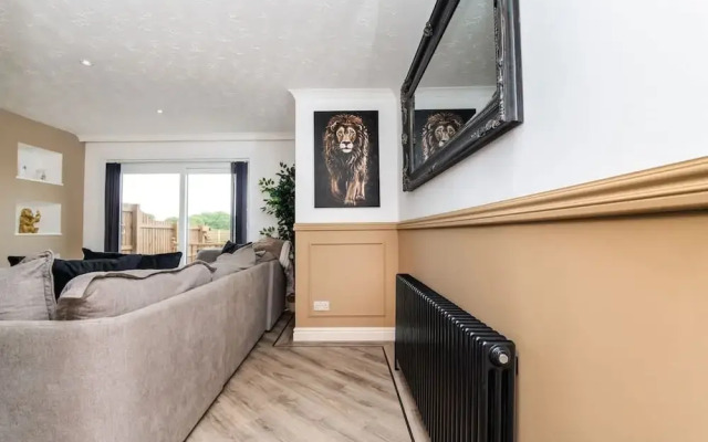 2 Bedroom House-free Parking