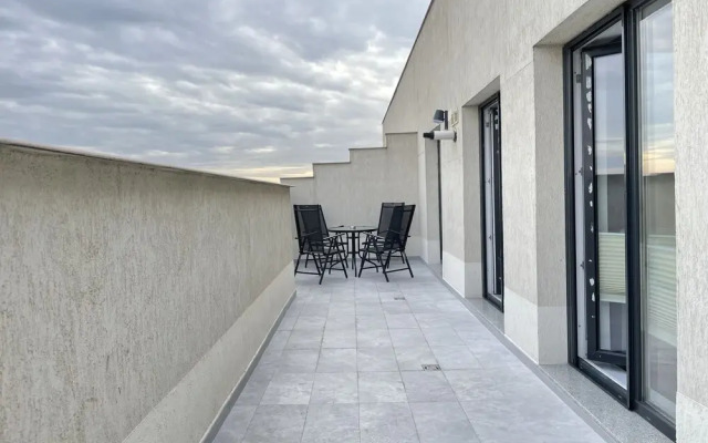 Unique Penthouse Lakeview W19