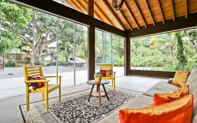 Praia do Estaleiro Guest House